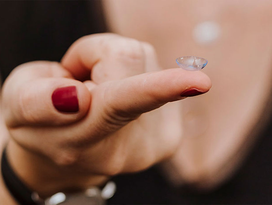 Kontaktlinse auf Finger